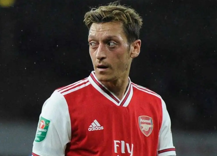 Arsenal ready to ditch assists tactician Mesut Ozil after Unai Emery snubs him